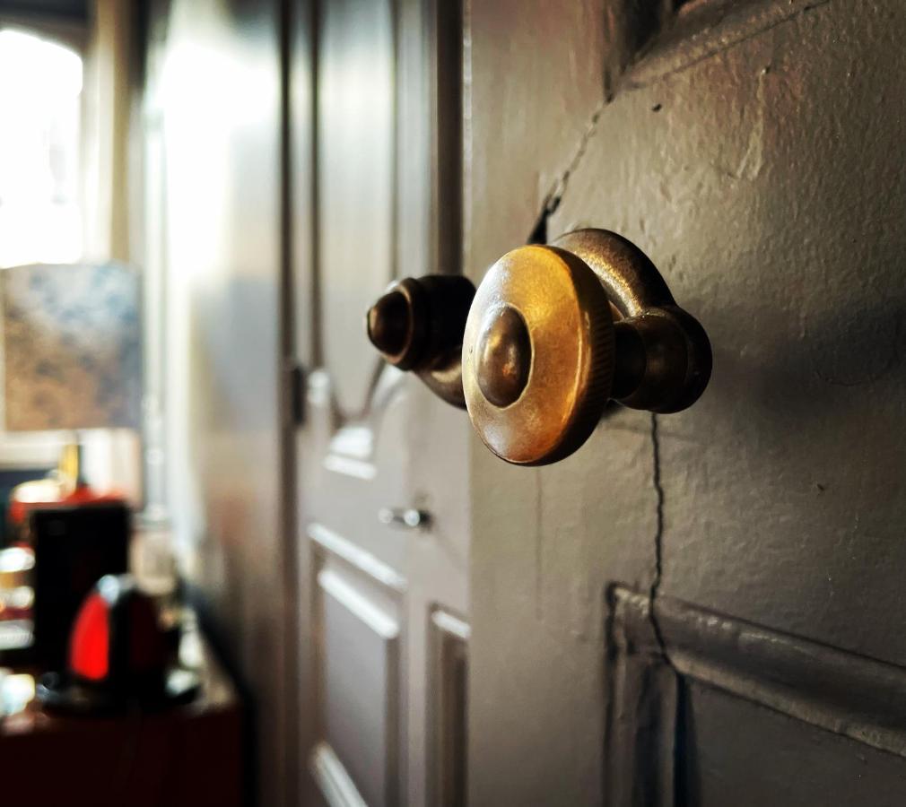 La Maison Aux Murs Anciens Et Ses Chambres تارْب المظهر الخارجي الصورة